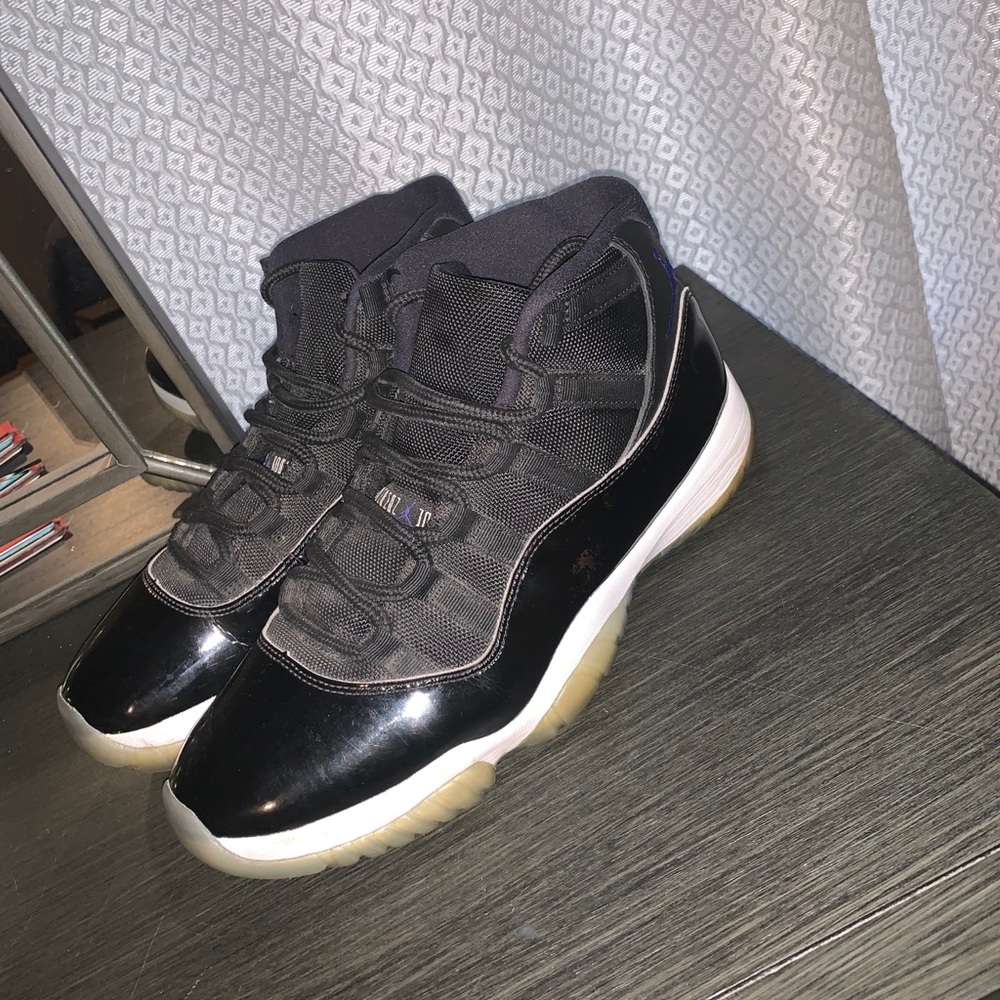 Jordan 11 space jams - Picture 3 of 5